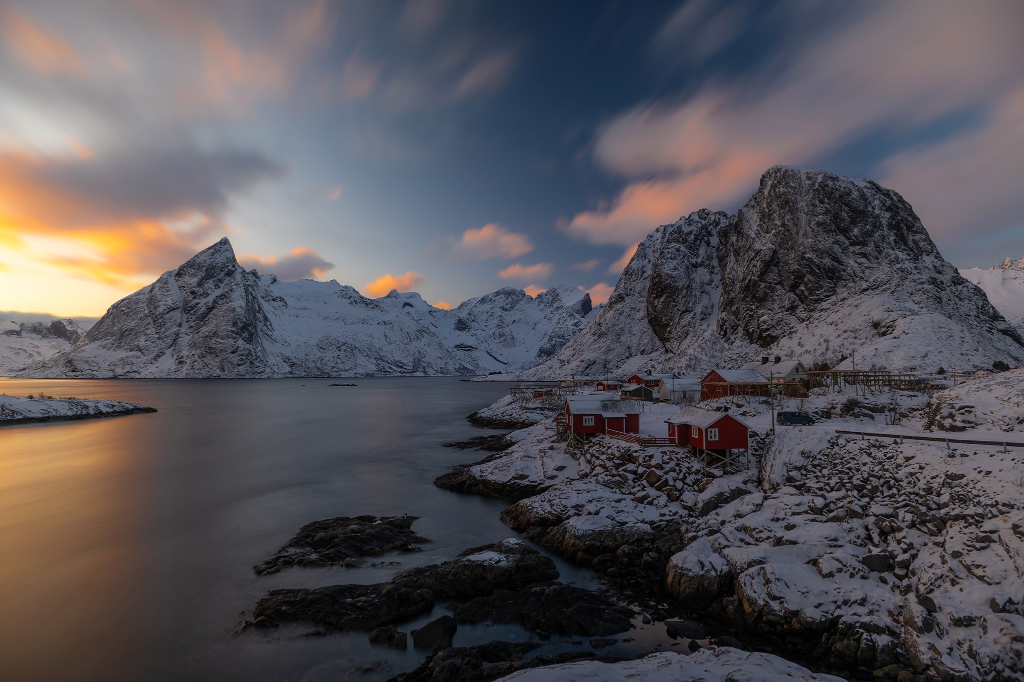 Pose longue au soleil couchant sur Reine, Lofoten, en Norvège