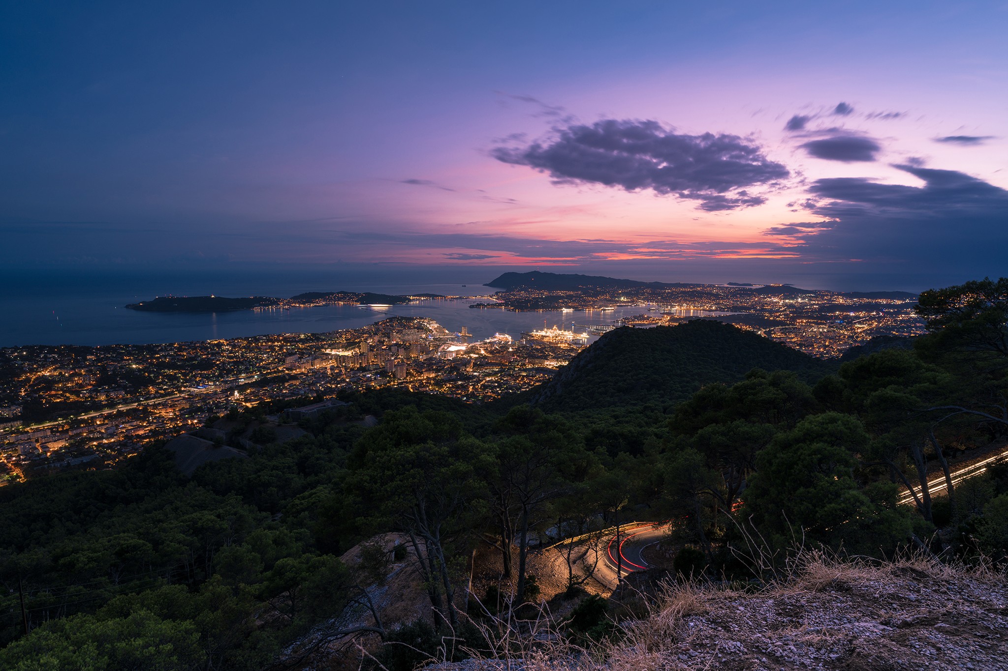 La rade de Toulon et la ville depuis le Mont Faron au soleil couchant | Var