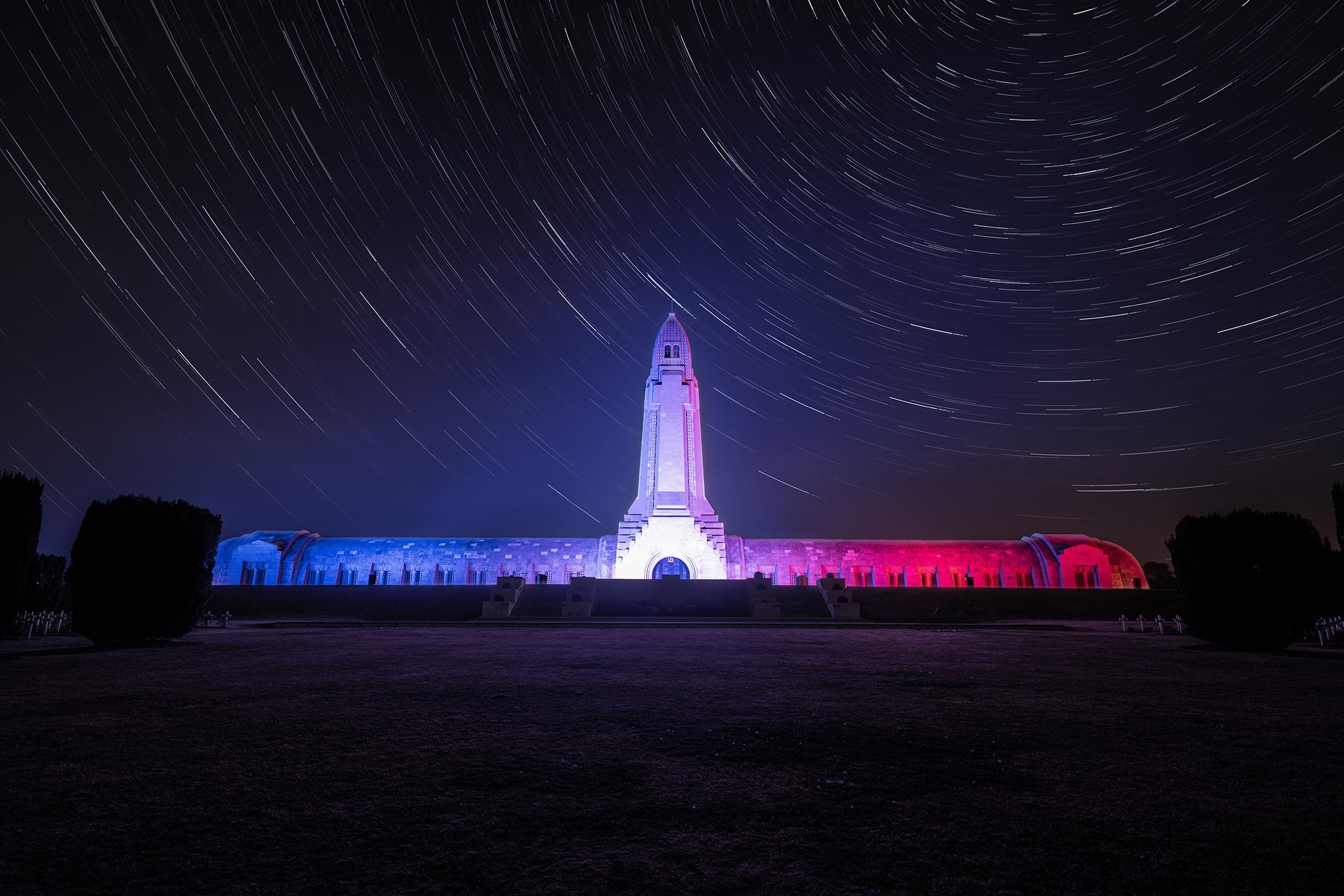 Circumpolaire au-dessus de l'Ossuaire de Douaumont éclairé bleu blanc rouge | Meuse, Lorraine
