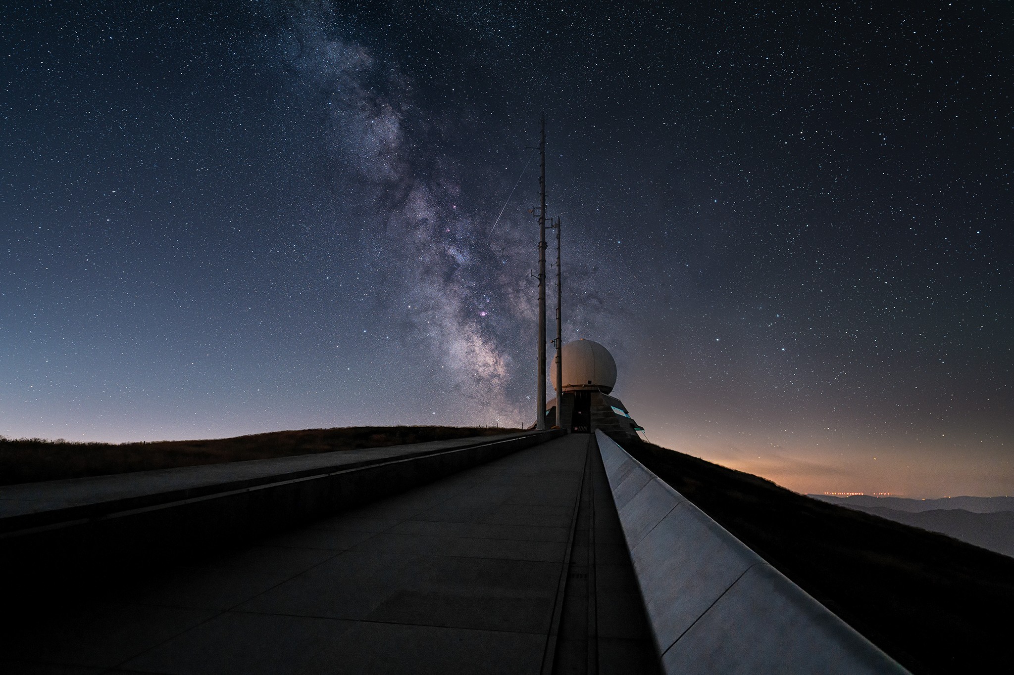Le radôme du Grand Ballon sous la Voie lactée | Vosges, Grand Est © Pierre ROLIN - Photographe Nancy - Lorraine / Grand Est