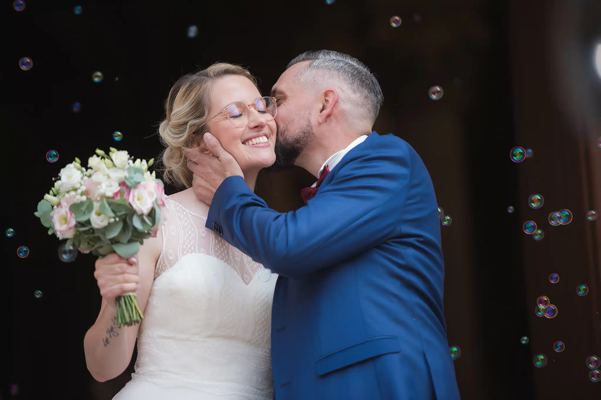 Sortie de l'église et complicités des mariés | Nancy © Pierre ROLIN - Photographe mariage Nancy - Lorraine / Grand Est