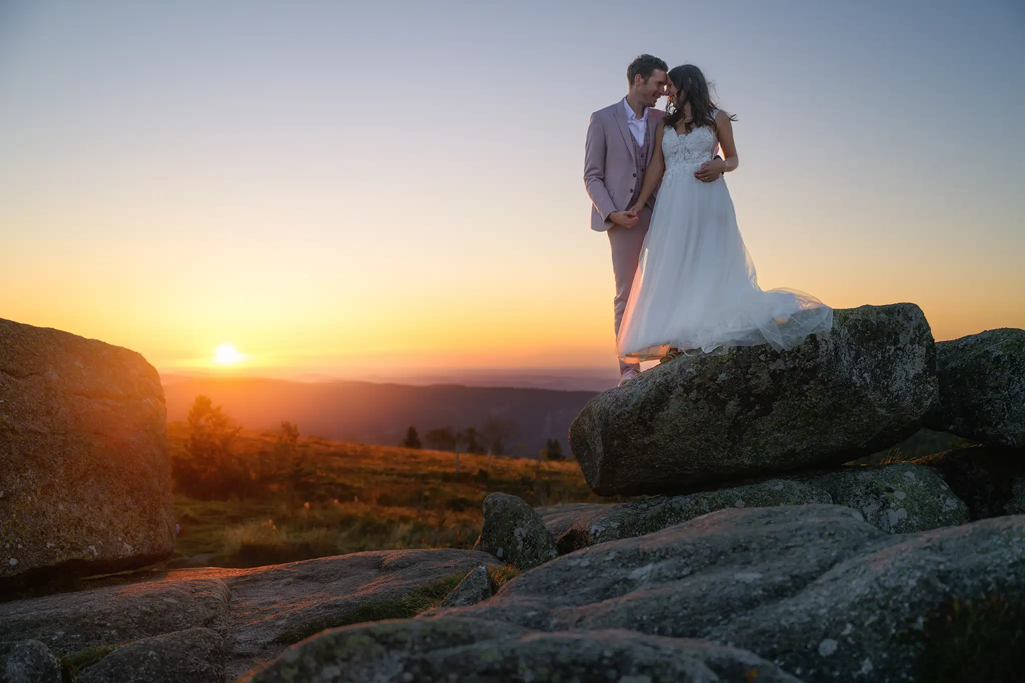Coucher de soleil sur les crêtes, photo de mariage en contre jour, massif des Vosges © Pierre ROLIN - Photographe mariage Nancy - Lorraine / Grand Est